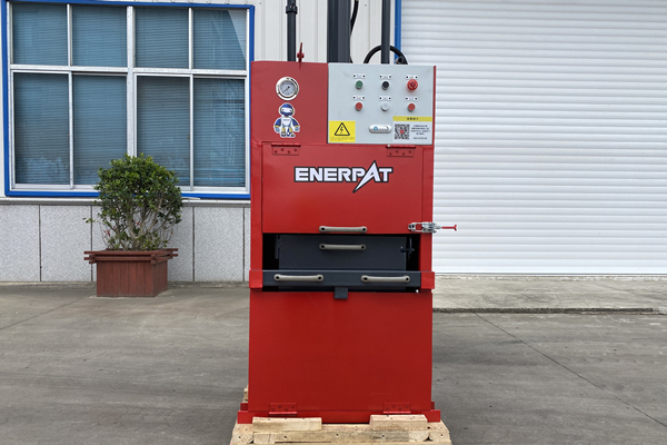 大連某船務(wù)公司定制船用打包機案例