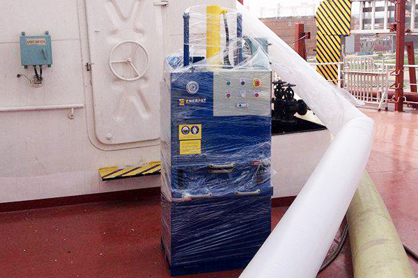 青島某海事公司定制垃圾打包機案例