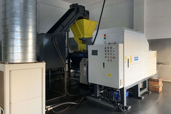 天津某閥門制造公司定制鐵屑壓餅機(jī)案例